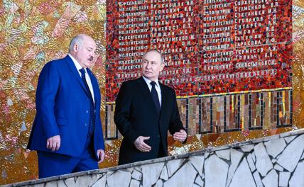 На фото: президент РФ Владимир Путин и президент Белоруссии Александр Лукашенко (справа налево) во время посещения мемориального комплекса "Героям Сталинградской битвы" на Мамаевом кургане