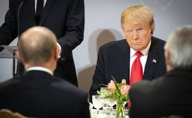 На фото (слева направо): президент России Владимир Путин (со спины) и президент США Дональд Трамп.