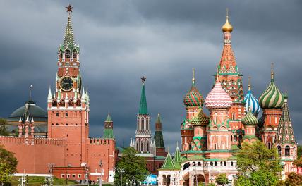 На фото: вид на Спасскую башню Московского Кремля и собор Покрова Пресвятой Богородицы.