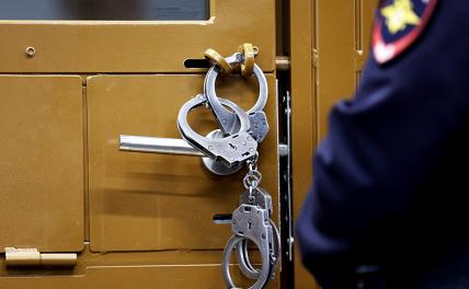 Суд в Москве арестовал подозреваемых, которые похищали деньги у участников СВО