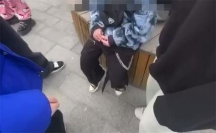 Инцидент на тюменском Арбате: подростки заставили ребенка извиняться на коленях