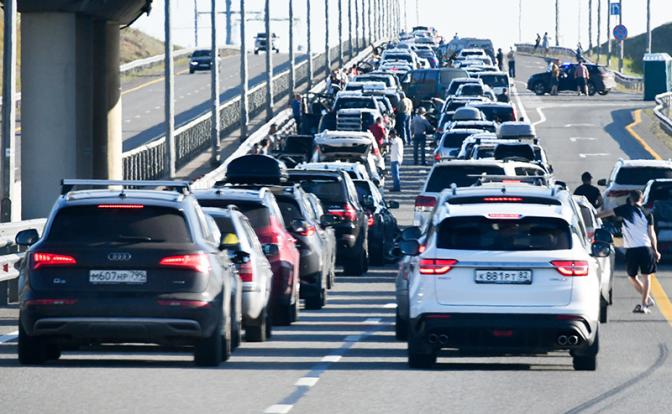 В очереди перед Крымским мостом выстроились более двух тысяч авто
