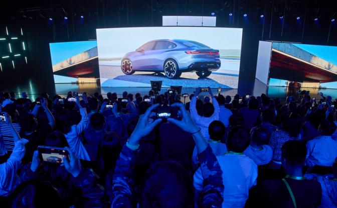На фото: концепт-кар Volkswagen ID. AURA на презентации перед открытием Шанхайского автосалона.