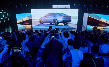На фото: концепт-кар Volkswagen ID. AURA на презентации перед открытием Шанхайского автосалона.