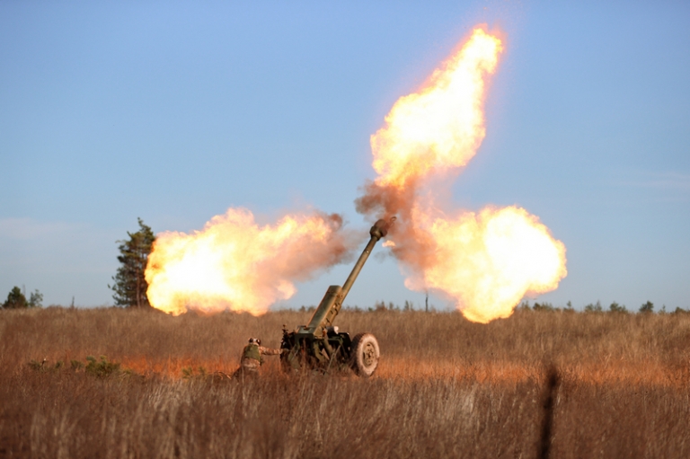 На фото: боевая работа гаубицы Д-30.
