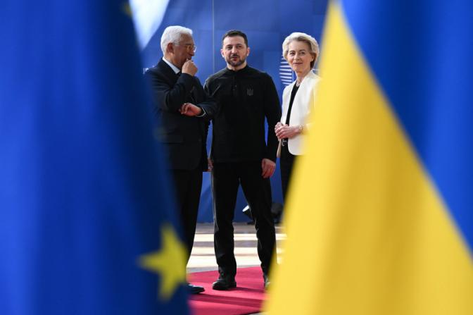 На фото: президент Европейского совета Антонио Коста, президент Украины Владимир Зеленский и президент Европейской комиссии Урсула фон дер Ляйен во время встречи в Брюсселе, Бельгия.