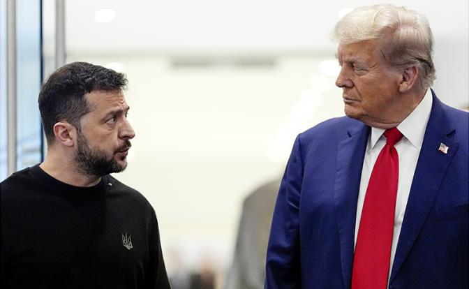 На фото: президент США Дональд Трамп и президент Украины Владимир Зеленский (справа налево)