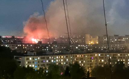 На фото: пожар в жилом доме на улице Генерала Тюленева на юго-западе города.