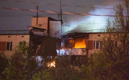 На фото: пожар в жилом доме на улице Генерала Тюленева на юго-западе города.