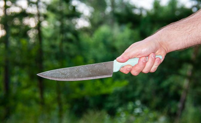 Случилось обострение: югорчанин бродил по городу с ножом, а потом зарезал собственную мать