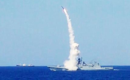На фото: Средиземное море.Во время пуска крылатых ракет "Калибр" с фрегатов "Адмирал Эссен", "Адмирал Григорович" и подводная лодка "Краснодар" ВМФ России. Архивное фото