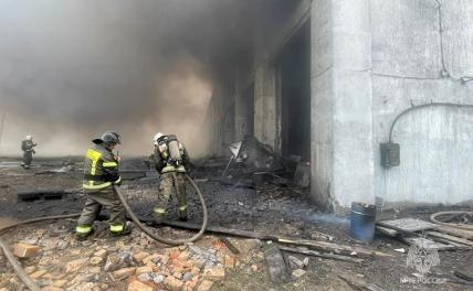 Мощный пожар охватил цех завода в Каменске-Уральском