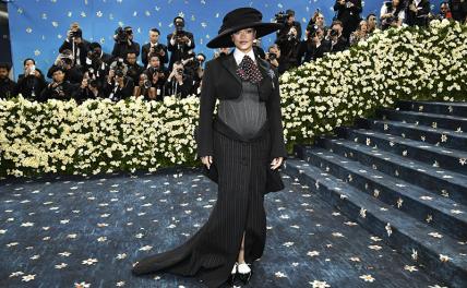 На фото: певица Рианна на балу Института костюма Met Gala 2025
