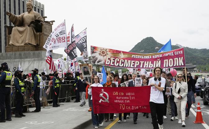 На фото: акция "Бессмертный полк" в 80-ю годовщину Победы в Сеуле