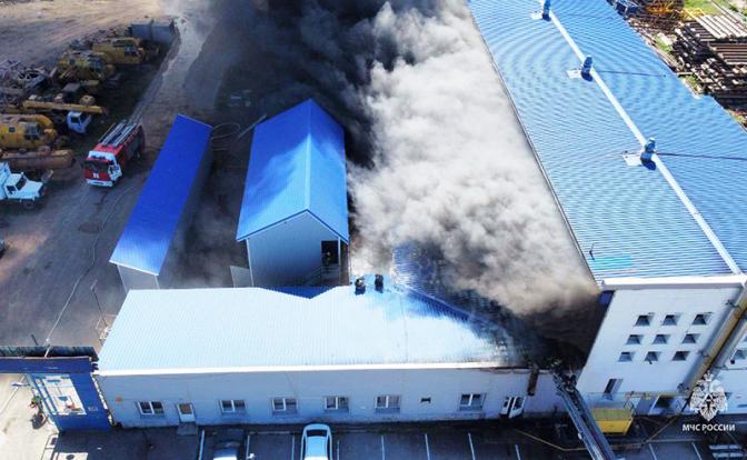 30 тонн воды с воздуха: вертолеты МЧС и 65 огнеборцев тушат пожар в Уфе