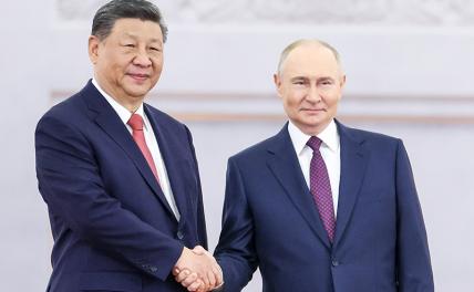 На фото: президент РФ Владимир Путин и председатель КНР Си Цзиньпин (справа налево) во время встречи в Кремле.