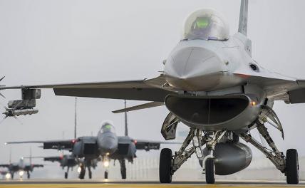 На фото: истребители F-16