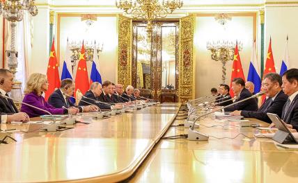 На фото: президент РФ Владимир Путин (четвертый слева) и председатель КНР Си Цзиньпин (третий справа) во время встречи в Кремле.