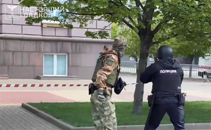 На фото: в Белгороде беспилотник ВСУ атаковал здание правительства Белгородской области. Пострадавших нет.