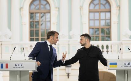 На фото: президент Украины Владимир Зеленский и президент Франции Эмманюэль Макрон (справа налево) на пресс-конференции