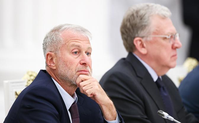 На фото: бизнесмен Роман Абрамович (слева) перед заседанием Попечительского совета Большого и Мариинского театров в Екатерининском зале Кремля.