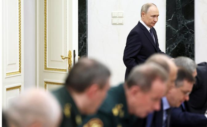 На фото: президент России Владимир Путин (на дальнем плане) во время совещания по подготовке предстоящих переговоров с украинской стороной в Стамбуле.