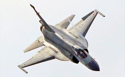 На фото: многоцелевой истребитель JF-17 Thunder.
