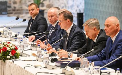 На фото: делегация России во время переговоров с делегацией Украины в рабочем офисе президента Турции Долмабахче.