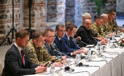 На фото: делегация Украины во время переговоров с делегацией России в рабочем офисе президента Турции Долмабахче.
