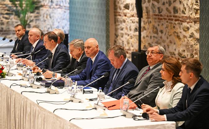 На фото: делегация России во время переговоров с делегацией Украины в рабочем офисе президента Турции Долмабахче.