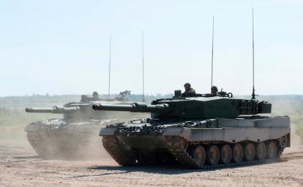 На фото: боевые танки Leopard 2A4.
