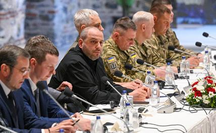 На фото: министр обороны Украины Рустем Умеров (третий слева) во время переговоров между делегациями России и Украины в рабочем офисе президента Турции Долмабахче