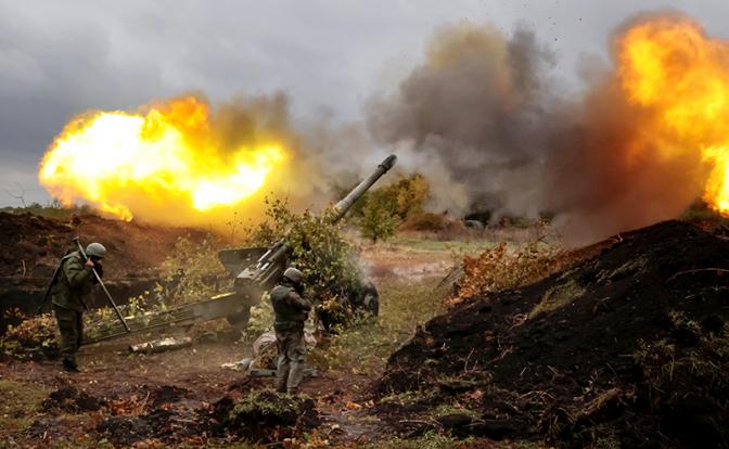 На фото: военнослужащие ведут огонь из 152-мм пушки 2А36 гаубицы «Гиацинт-Б» со своей позиции в зоне СВО.