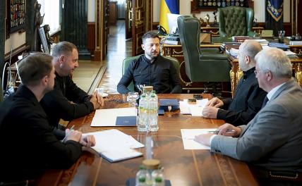 На фото: президент Украины Владимир Зеленский (в центре)