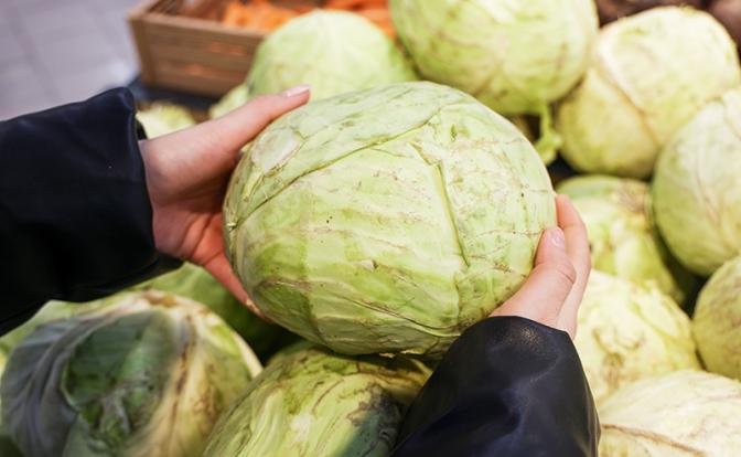 Россиянам объяснили рост цен на лук и капусту на 57-87%