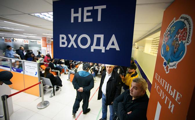 Миграционный центр, который сутками осаждали иностранцы, закрывают в Екатеринбурге