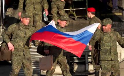 На фото: военнослужащие, вернувшиеся из украинского плена.