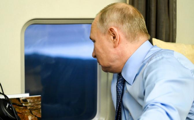 На фото: президент РФ Владимир Путин на борту вертолета.