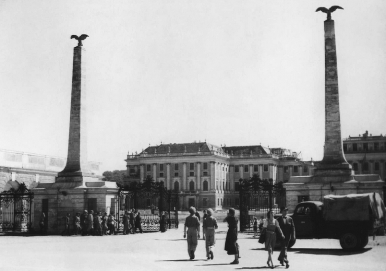 На фото: штаб-квартира Британии, расположенная в замке Шенбрунн в оккупационной Австрии, 1945 год.