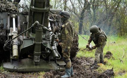 На фото: военнослужащие ВС РФ у 240-мм самоходного миномета 2С4 "Тюльпан" в зоне СВО.