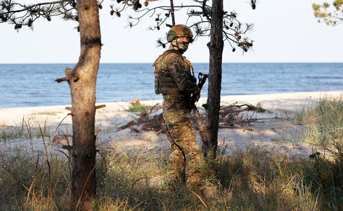 На фото: военнослужащий противотанкового подразделения 52-й артиллерийской бригады ВДВ в зоне СВО на территории Кинбурнской косы.