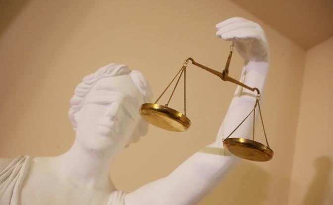 Жестокое избиение школьницы в Свердловской области: подростка наказали рублем