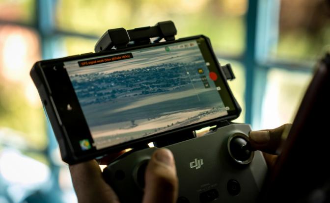 На фото: украинский военнослужащий управляет дроном.