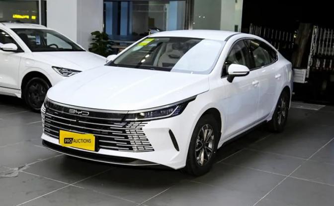 На фото: автомобиль BYD Destroyer 05 Honor Edition DM-i 55KM Deluxe