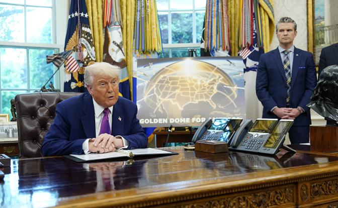 На фото: президент Соединенных Штатов Дональд Трамп в сопровождении министра обороны США Пита Хегсета объявляет, что он выбрал дальнейший путь для создания противоракетного щита "Золотой купол"