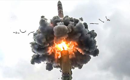 На фото: пуск межконтинентальной баллистической ракеты "Ярс".