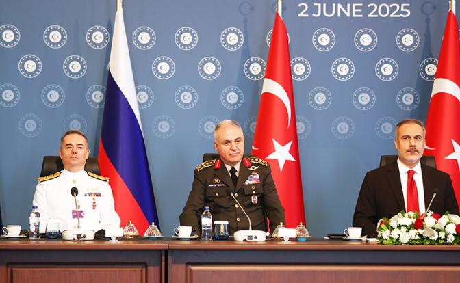 На фото: начальник Генерального штаба вооруженных сил Турции Метин Гюрак (в центре) и министр иностранных дел Турции Хакан Фидан (справа) во время российско-украинских переговоров