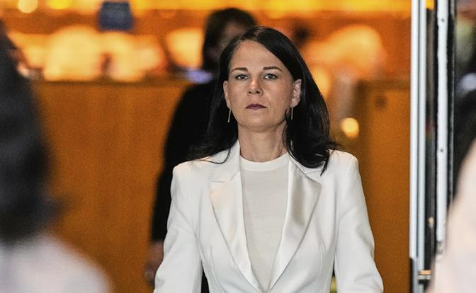 На фото: экс-глава МИД ФРГ Анналена Бербок на Генеральной Ассамблее (ГА) ООН после назначения на должность председателя 80-й сессии ГА ООН