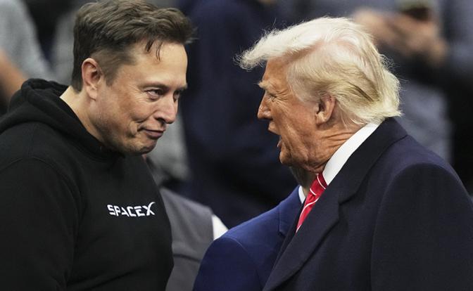 На фото: американский предприниматель Илон Маск (слева) и президент США Дональд Трамп