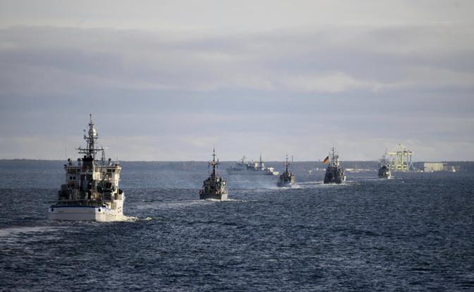 На фото: военно-морские учениях стран НАТО в Балтийском море.